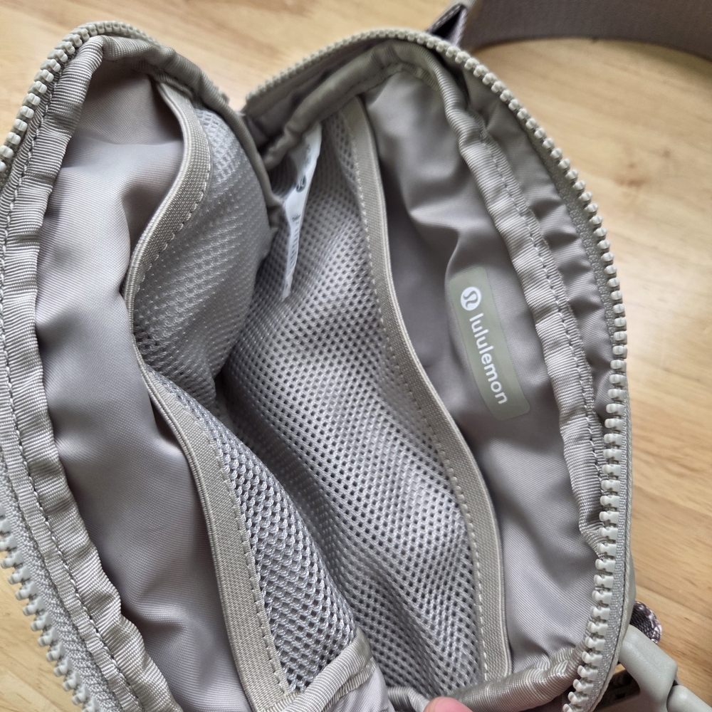 Lululemon Everywhere Belt Bag Silver Drop - Picture 7 of 13